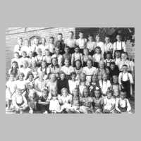 078-0066 Gruppenbild der Volksschule Pomedien. Rechts im Bild die Tochter von Lehrer Petereit als Hilfslehrerin in der Kriegszeit.jpg